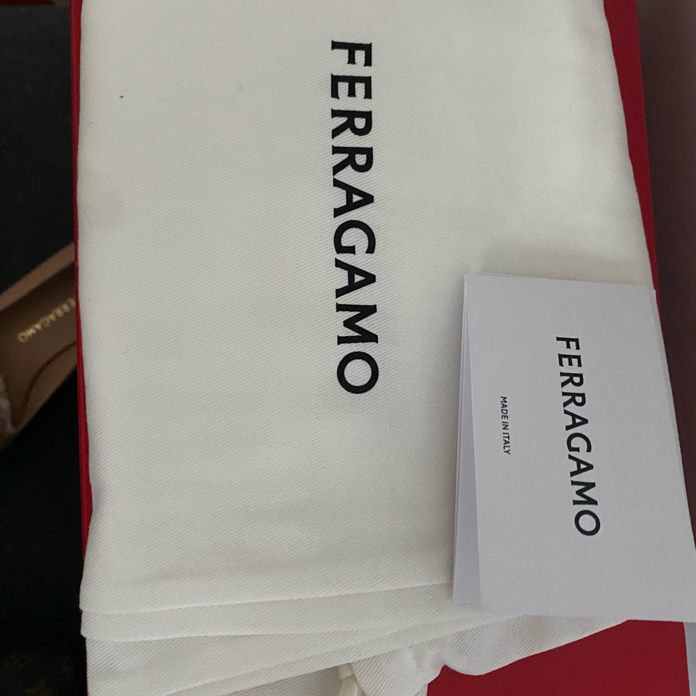 NIB Ferragamo tan square toe flats with signature gold bow women’s 8.5 - Picture 6 of 7